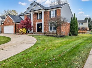 45077 Roundview Dr, Novi, MI 48375