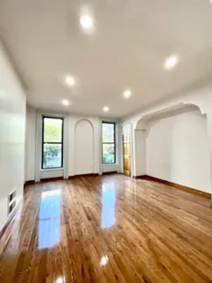 Rented by Flateau Realty | media 10