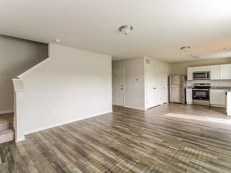 216 Glenoaks Dr — Photo 3