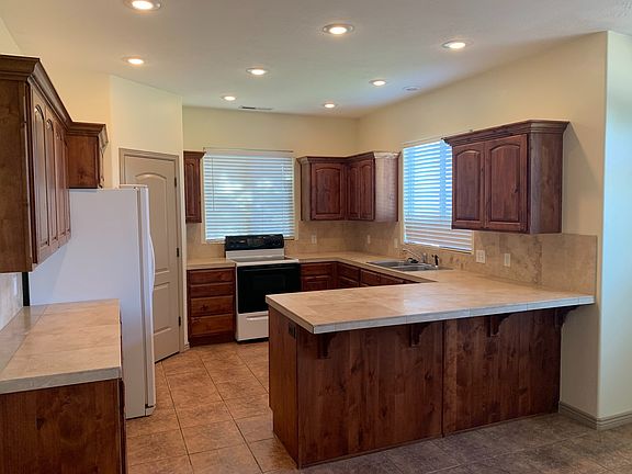 4th image of 606 E Bear Claw Dr