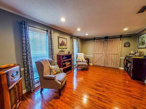 3rd image of 113 Meadowview Dr