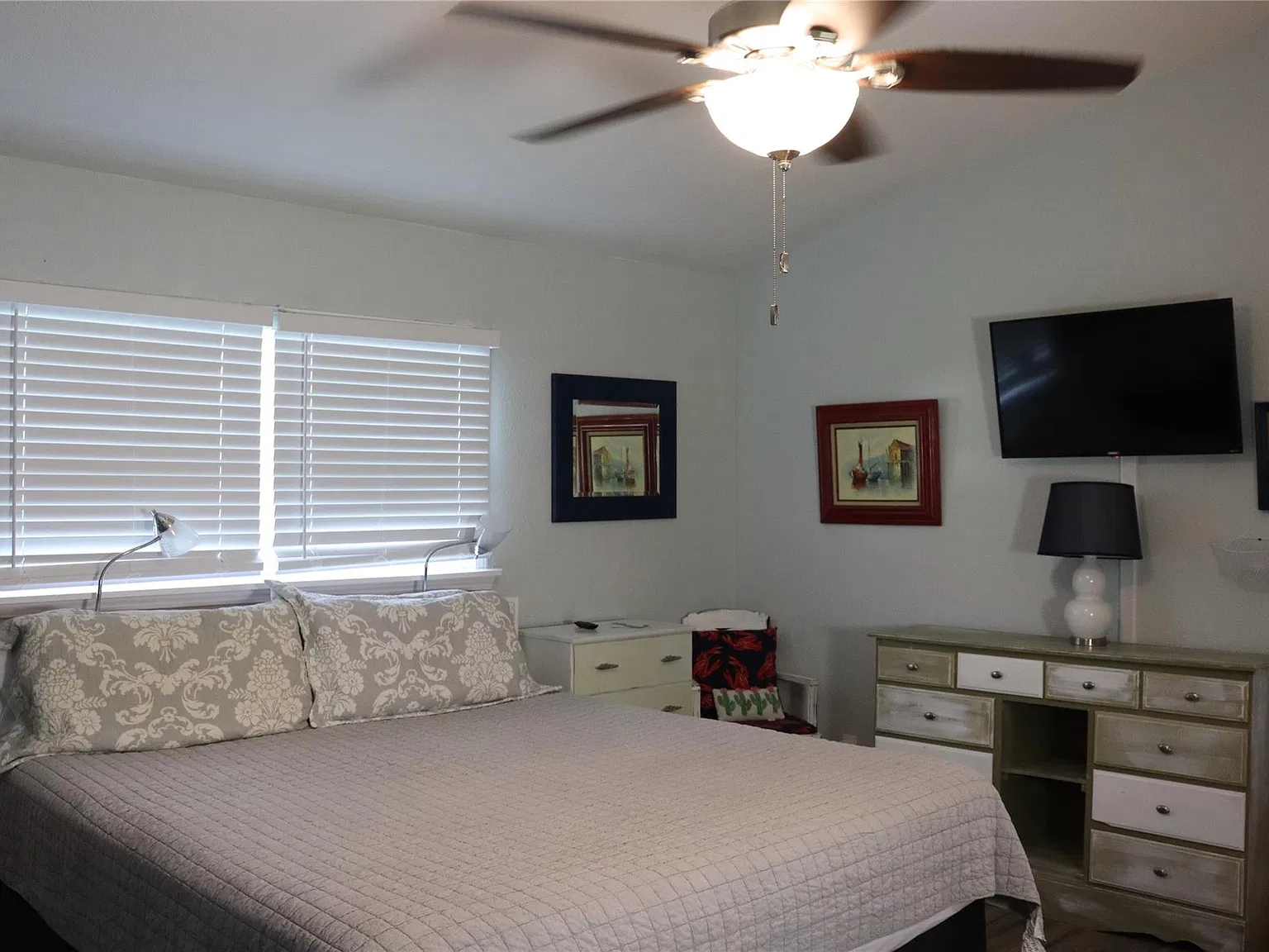 3 bed, 3.0 bath, 1066 sqft, $2,300 — Photo 4