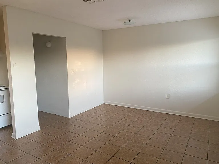 1030 W Walnut St — Photo 10