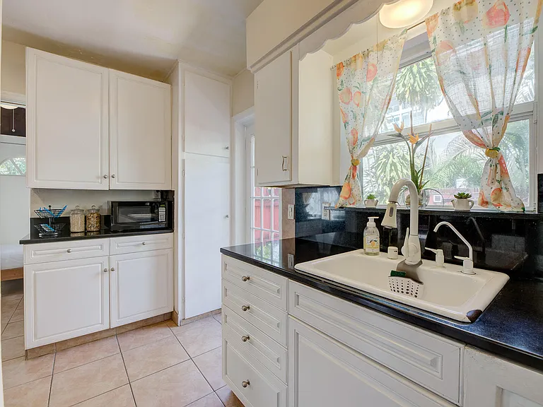 1136 NE 17th Way — Photo 8