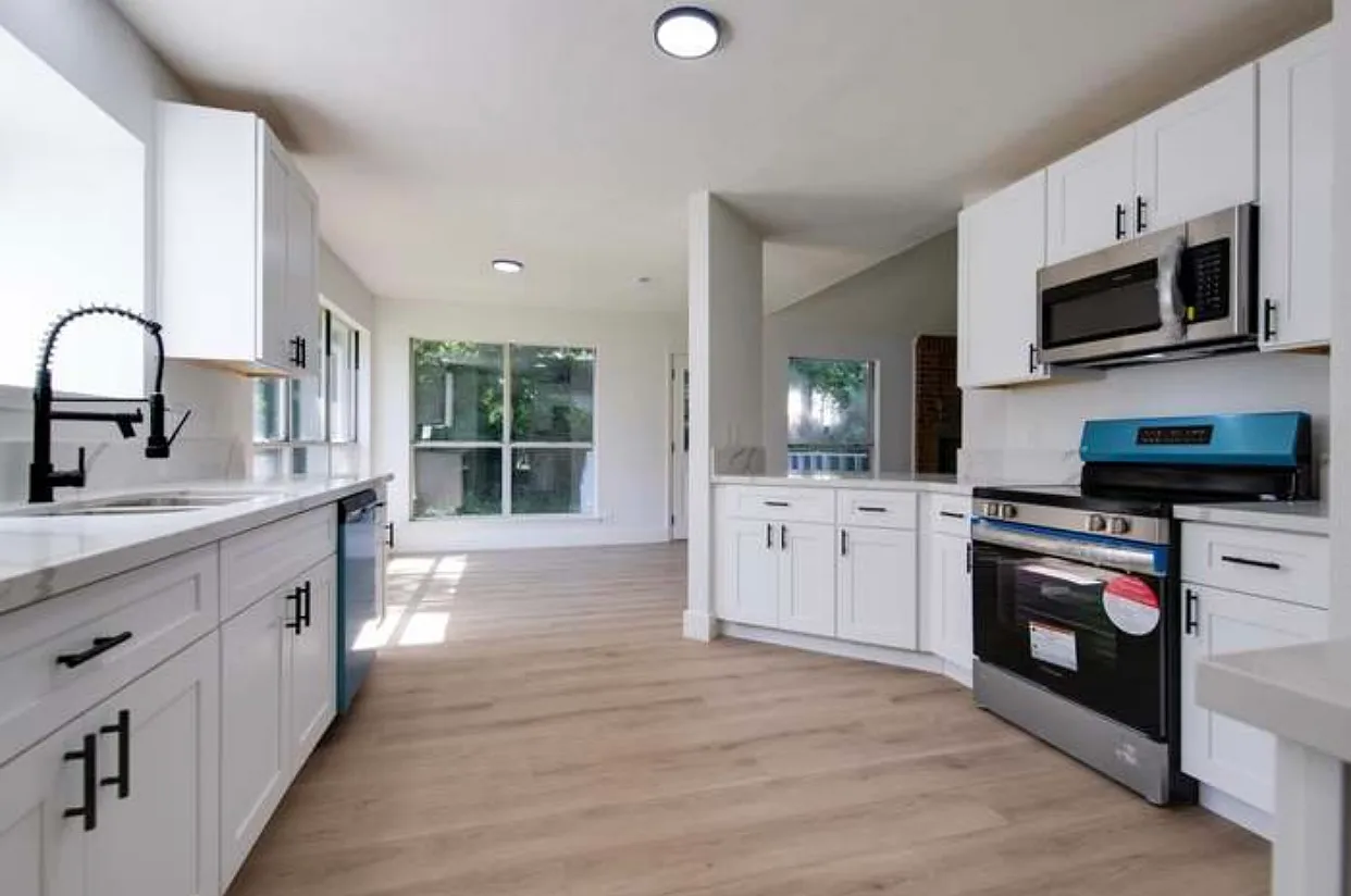 3 bed, 2.5 bath, 2129 sqft, $2,600 — Photo 2