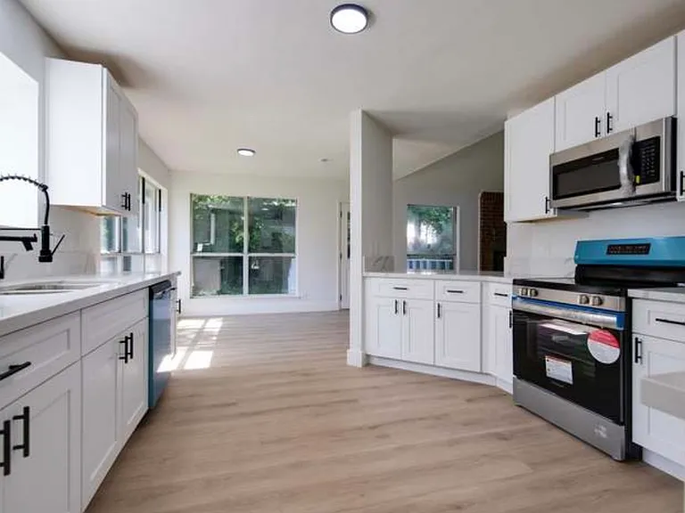 904 Jana Dr — Photo 2