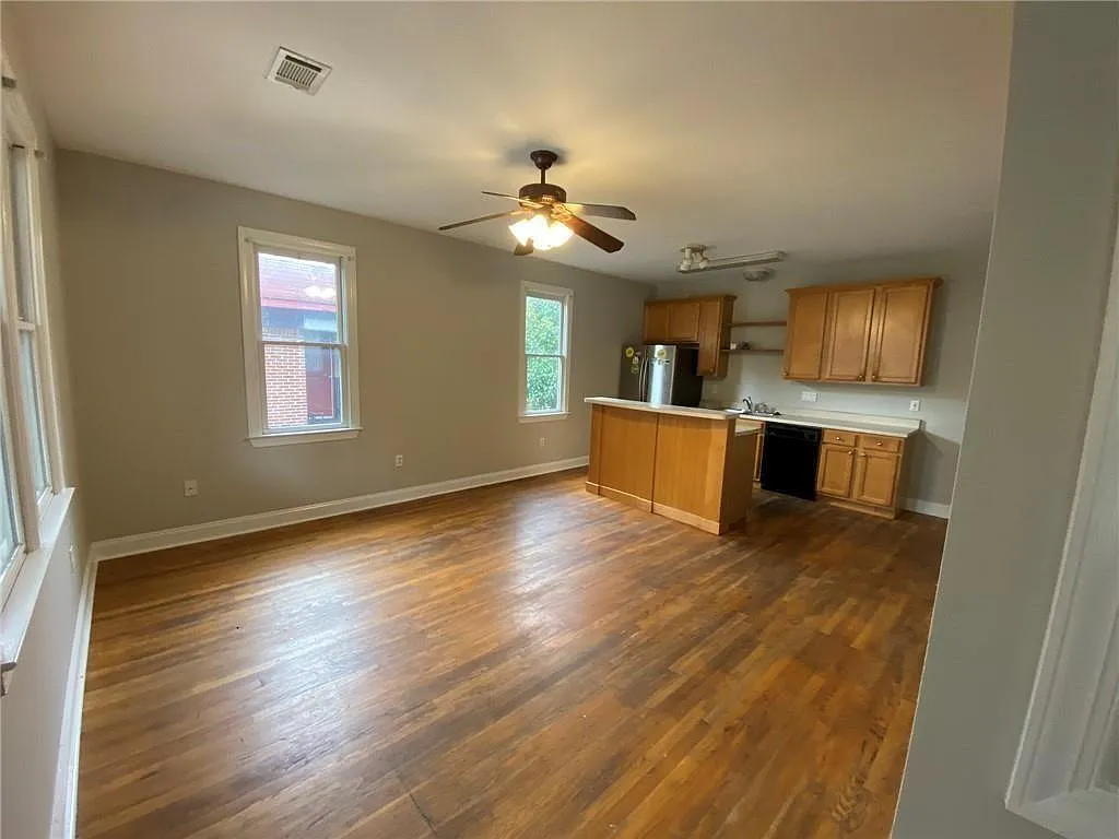 1 bed, 1.0 bath, 3672 sqft, $900 — Photo 2
