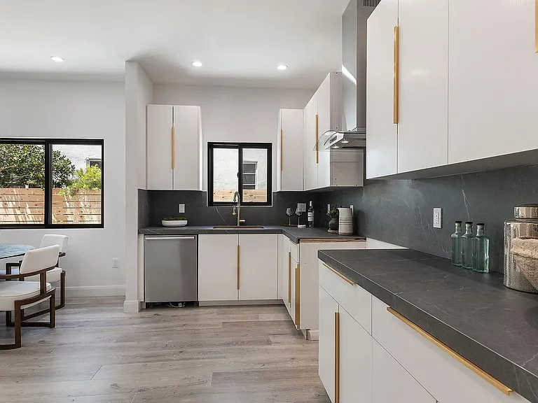 622 N Gardner St — Photo 7