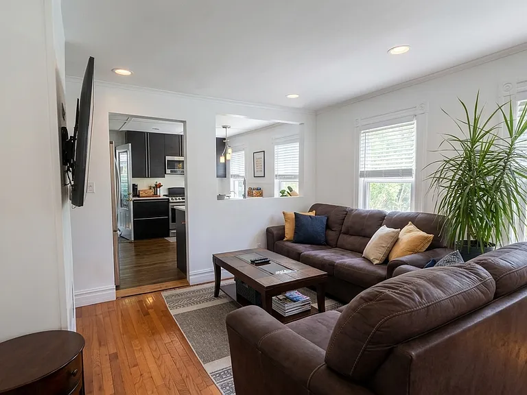 18 Russell St #1 — Photo 8
