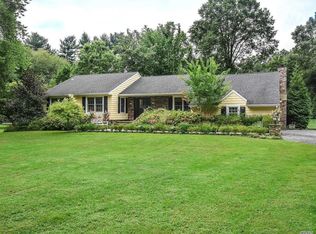 2 Wren Ct, Glen Head, NY 11545