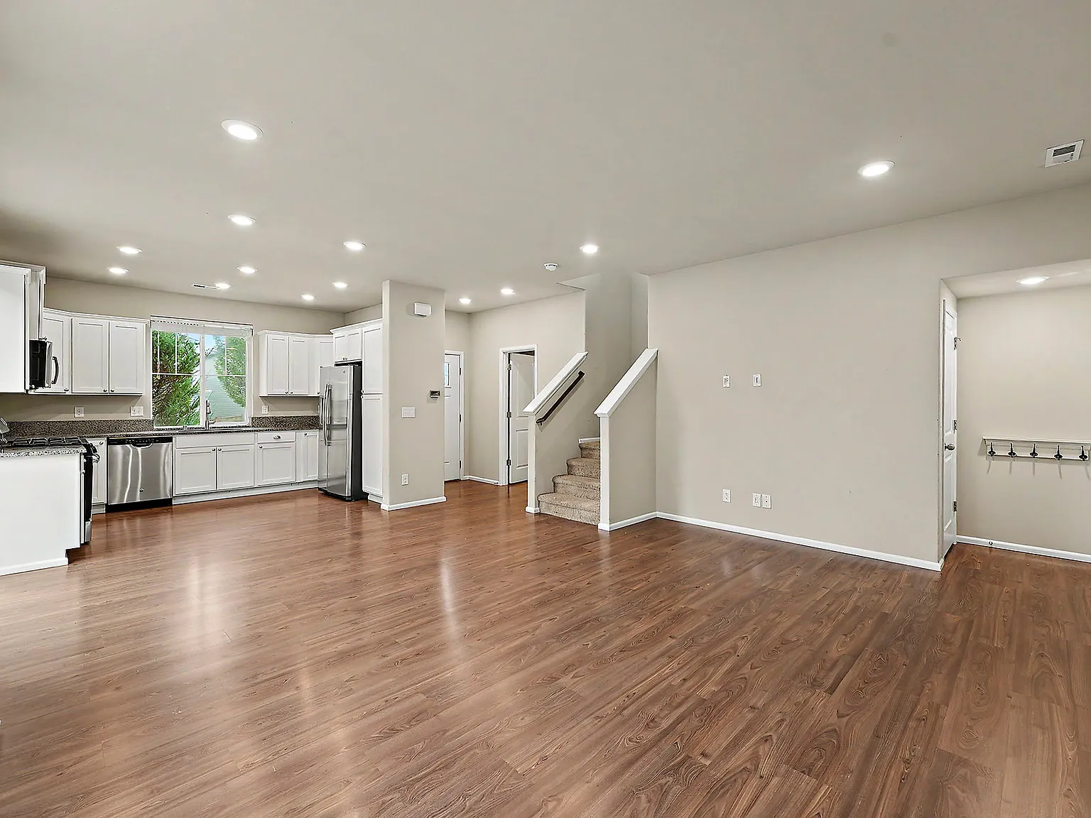 3 bed, 2.5 bath, 1570 sqft, $3,000 — Photo 4