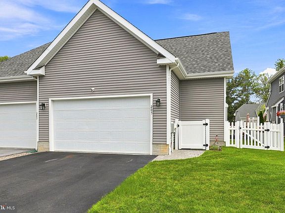 3rd image of 205 Lantern Ln