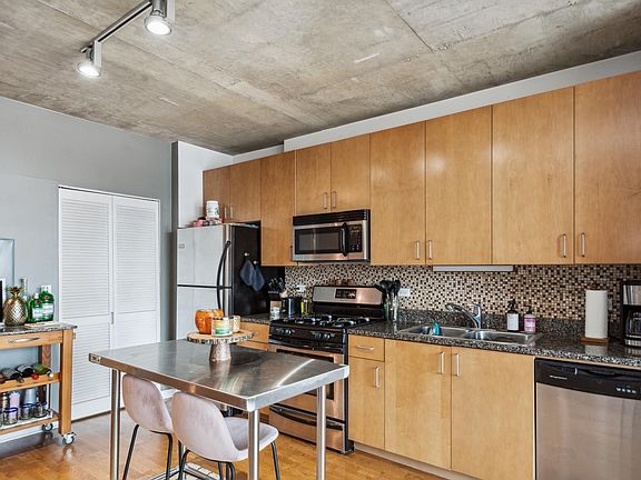 3rd image of 611 S Wells St APT 1809