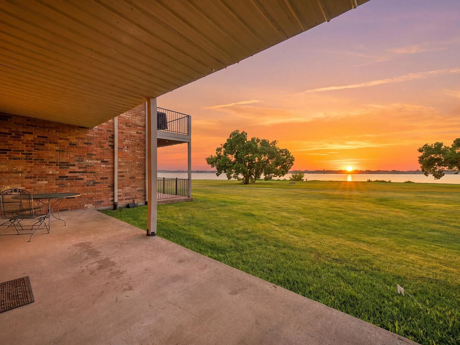 2 bed, 2.0 bath, 1222 sqft, $2,200 — Photo 2