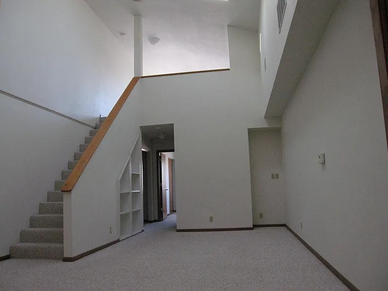 101 16th Ave SW #3 — Photo 2