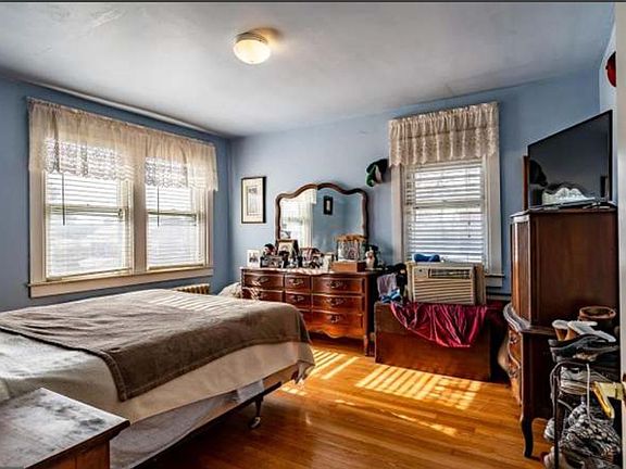 2nd image of 3203 Green St