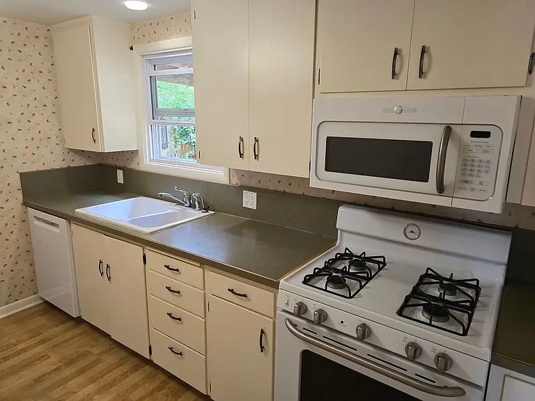 119 Greenleaf Ave — Photo 5