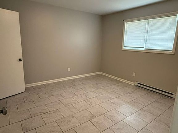 5th image of 310 Greenbriar Rd APT E