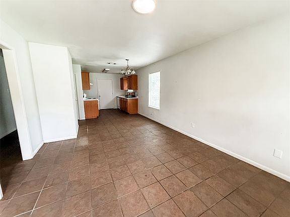 3rd image of 816 N Throckmorton St