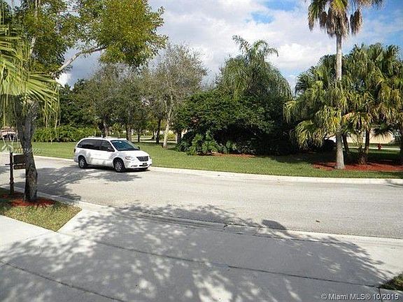 3rd image of 613 Lake Blvd