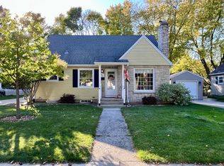 W63N387 Hillcrest Ave, Cedarburg, WI 53012