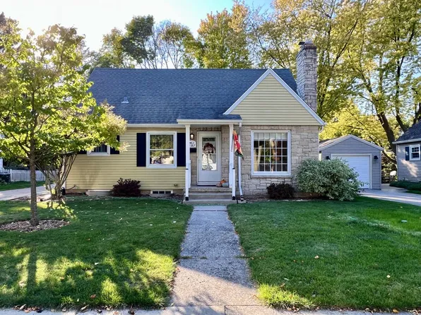 W63N387 Hillcrest AVENUE, Cedarburg, WI 53012