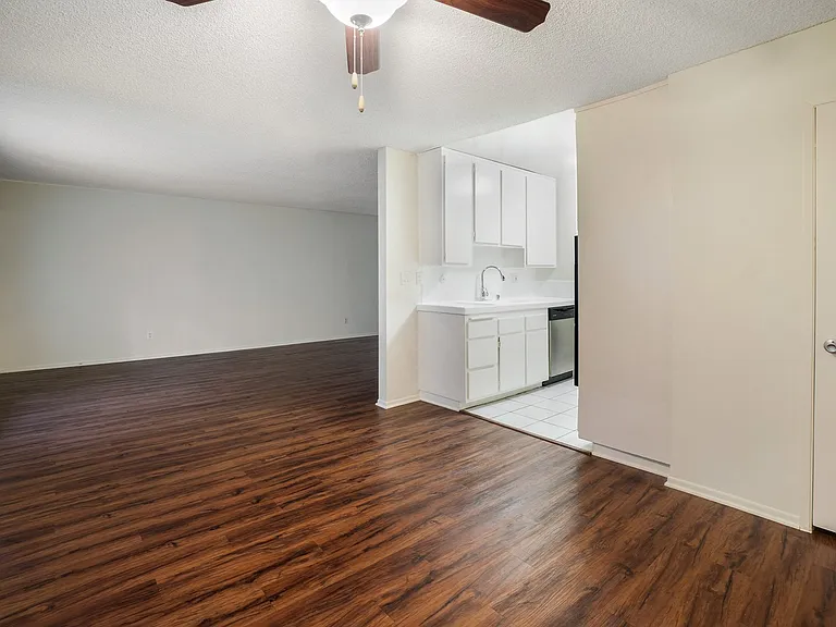 13157 Riverside Dr — Photo 33