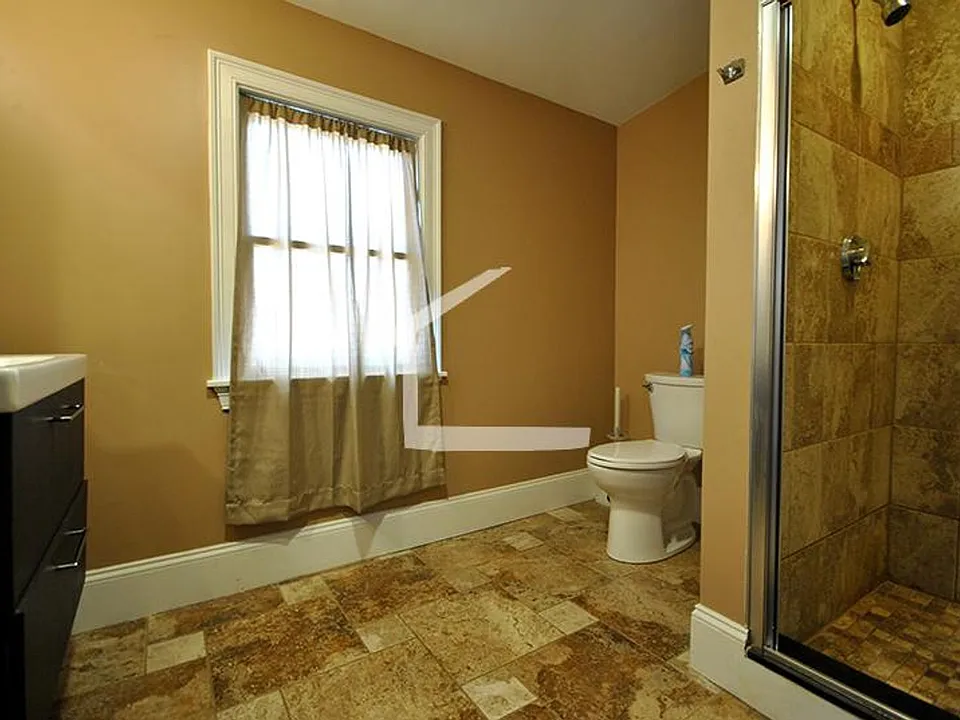 39 Woodstock Ave #2