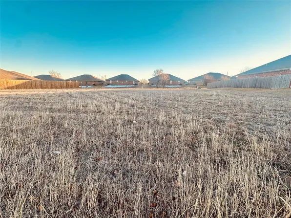 54 Mulberry St #4, Clinton, OK 73601