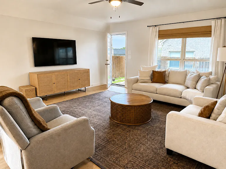 426 Forestridge Dr — Photo 2