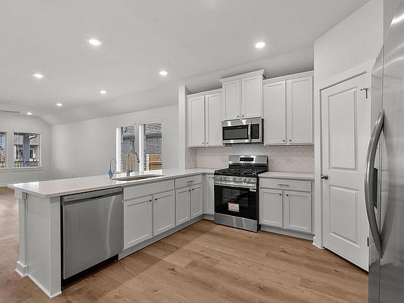 4th image of 517 Bloomington Loop