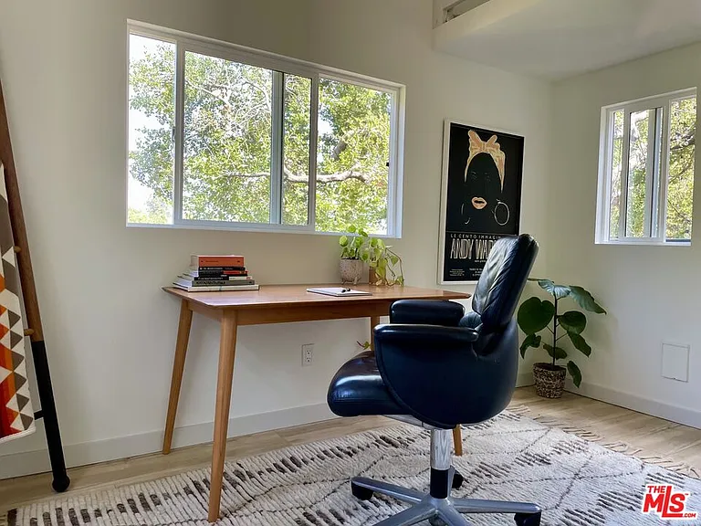8831 Lookout Mountain Ave — Photo 19