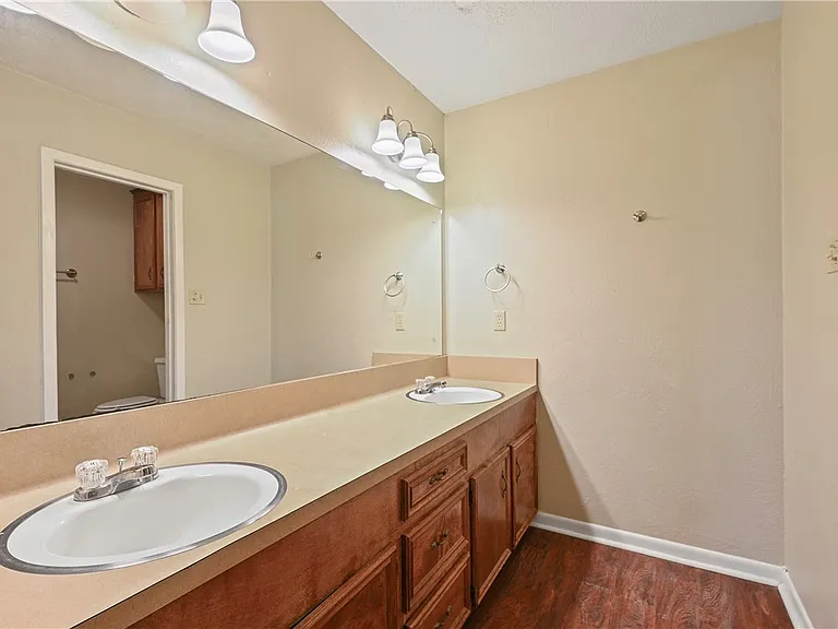 2505 Rustling Oaks Dr — Photo 16