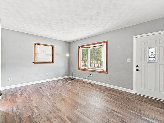 3rd image of 347 W 32nd St