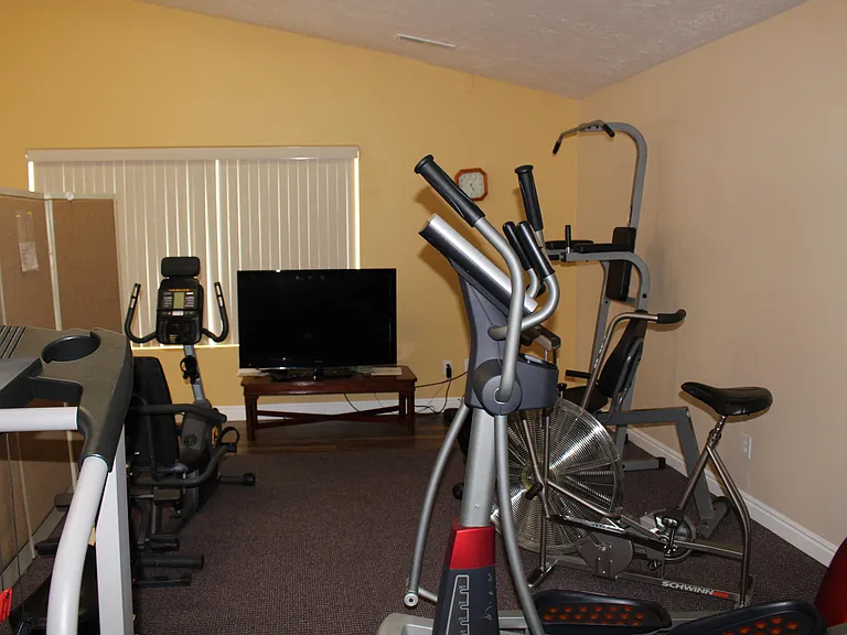 210 N Mall Dr — Photo 31