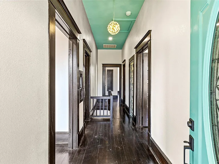 3902 Bernardo De Galvez #B — Photo 7