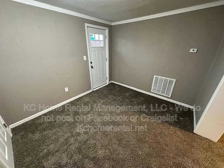 1200 E 23rd St S — Photo 11