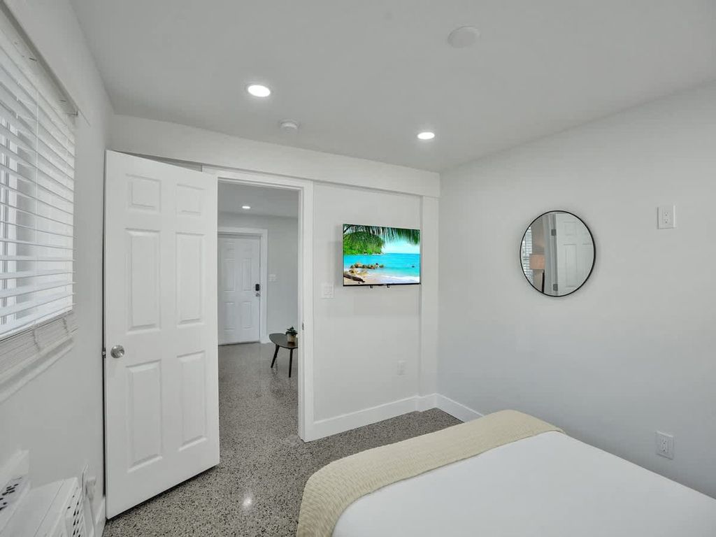 906 N Riverside Dr, photo 9