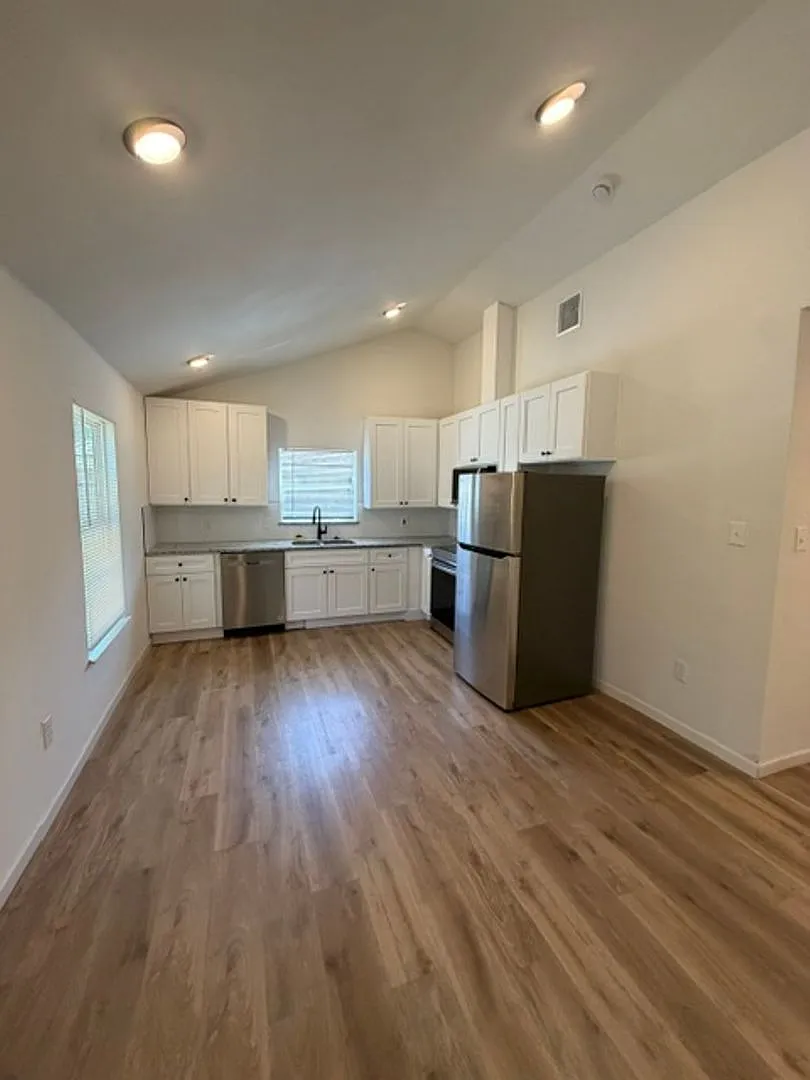 Remodeled 3-Bedroom House — Photo 3