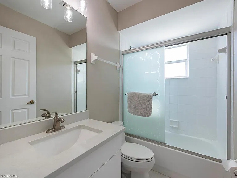 1082 Capri Dr — Photo 8