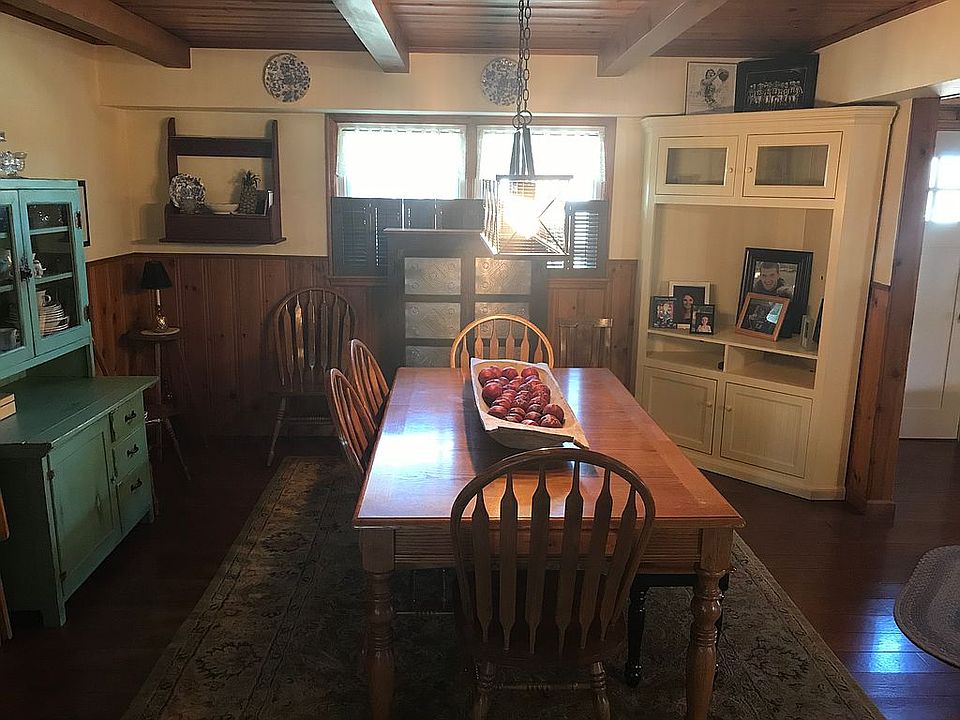 Dining Room (14’ 4”x 13’ 10”