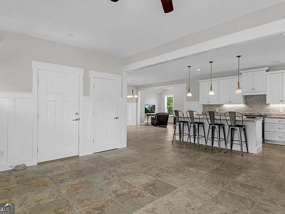 4th image of 328 Windsor Rd