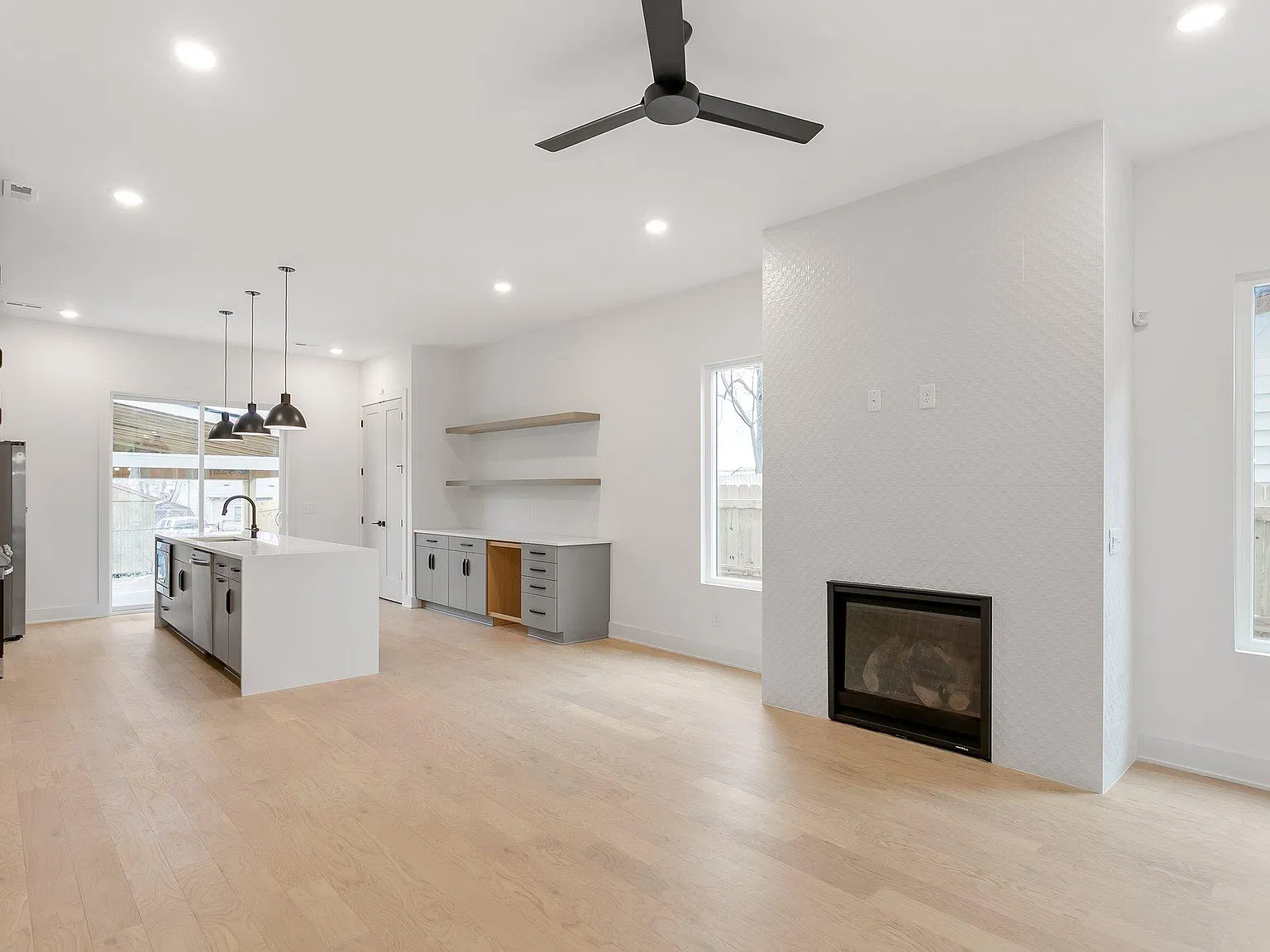 4 bed, 2255 sqft, $3,295 — Photo 3