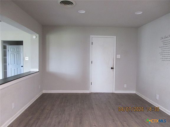 4th image of 506 E Loop 121