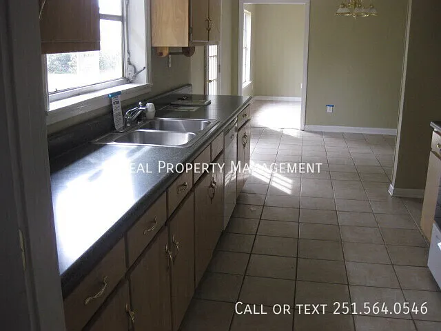 100 Oak St — Photo 5