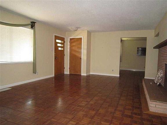 4th image of 2509 Harold Pl NE