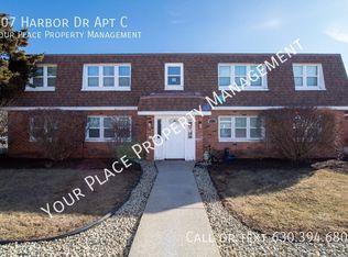 107 Harbor Dr APT C, Oswego, IL 60543