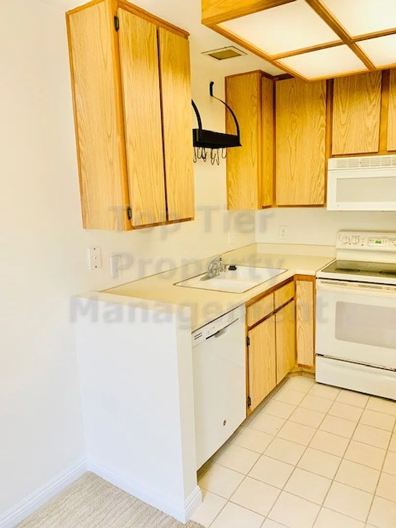 Beautiful 2 Bd/1 Ba, 806 sf upper unit condo located in very desirable La Jolla Colony community — Photo 3