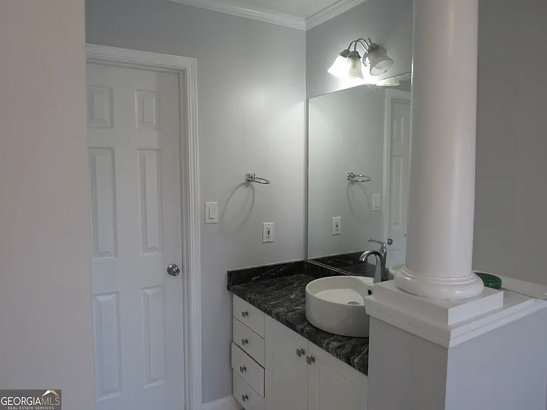 305 Sunderland Cir — Photo 32