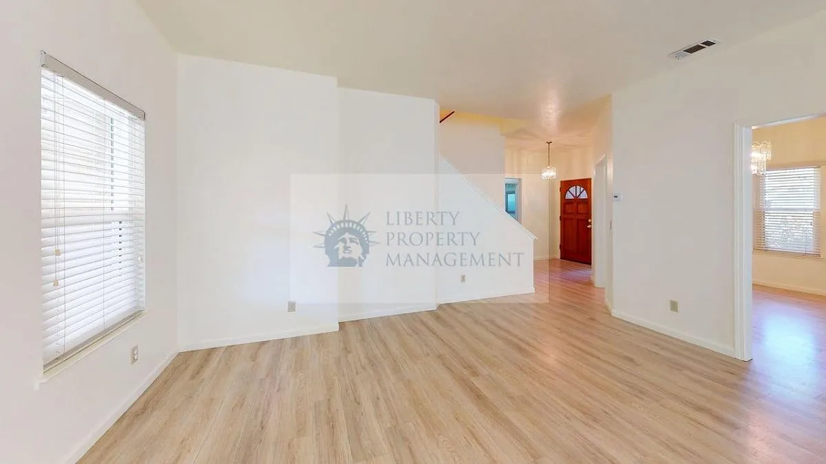 5 bed, 2553 sqft, $2,950 — Photo 3